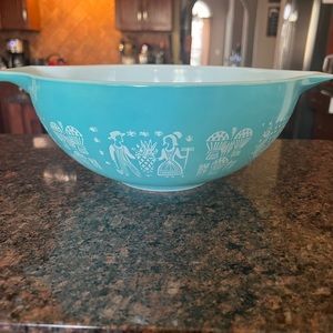 Pyrex Butterprint large Cinderella bowl from the 50’s and 60’s, turquoise